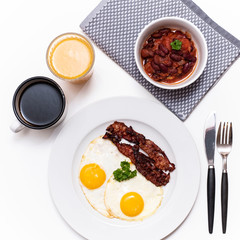 frisch serviertes Frühstück, deftig