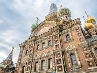 Obraz premium Under construction of the Church of the Savior on Spilled Blood, under cloudy blue sky in summer of Saint Petersburg, Russia
