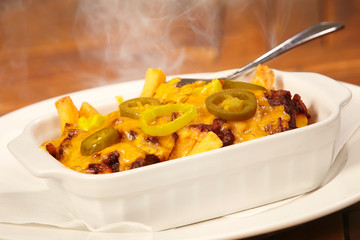 Chilli french fries with minced beaf meat, chilli sauce, cheddar and jalapenos
