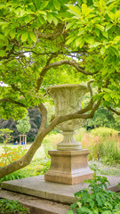 ein Krug aus Stein im Park