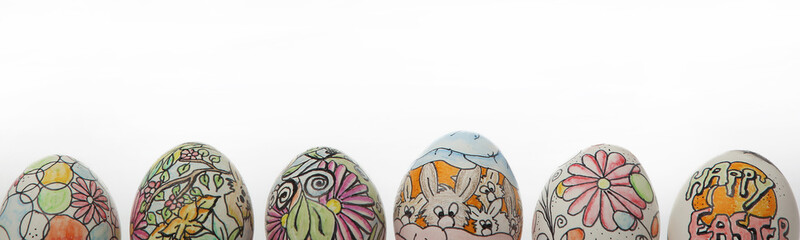 Bunt bemalte Eier mit verschiedenen Motiven