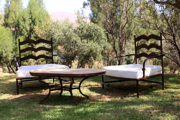 Un salon de jardin en fer forgé