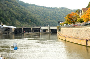 Mettlach, Schiffsreise auf der Saar durch die Schleuse