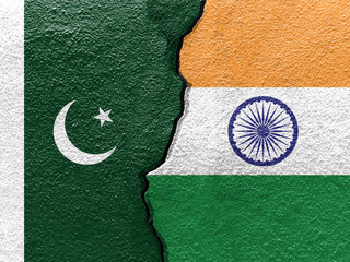 Pakistan and India's flag on cracked wall - obrazy, fototapety, plakaty