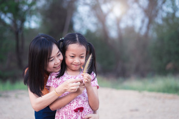 Obraz premium Asian little daughter have fun and happy with her mother