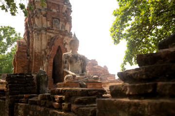 Fototapeta premium Old Beautiful Thai Temple wat Mahathat, Ayutthaya Historical Park, Ayutthaya, Thailand