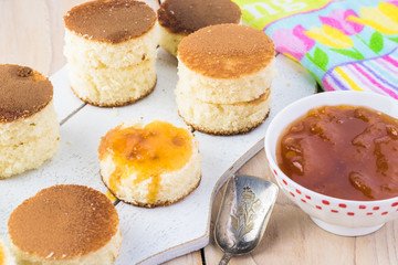 Vanilla mini cakes.