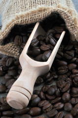 Cuillère en bois dans du café en grains torréfié 