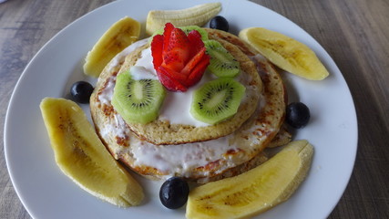 Pancake mit Banane und Kiwi