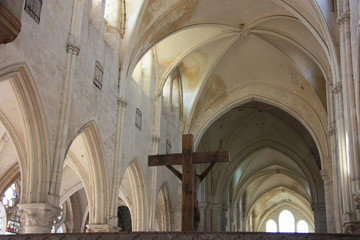 &Eacute;glise avec ses vitraux, ses chapelles, ses sculptures