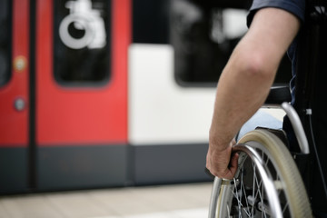 Person im Rollstuhl Rollstuhlzugang Mobilität barrierefrei behindertengerecht Barrierefreiheit