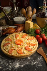 Круглая пицца с курицей и томатами