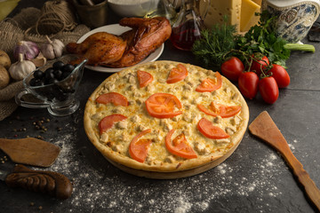 Круглая пицца с курицей и томатами