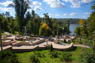 Moldova, la citt&agrave; di Chisinau. Il parco e il lago.