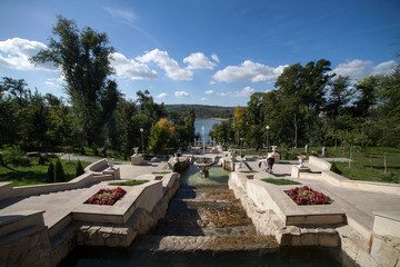 Fototapeta premium Moldova, la città di Chisinau. Il parco e il lago.
