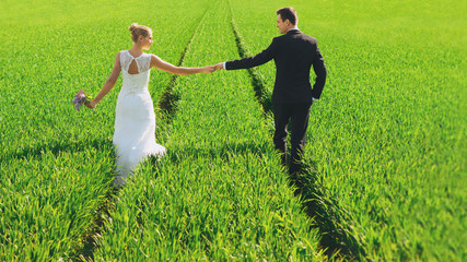 symbolisch - brautpaar geht ihren weg