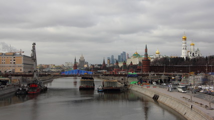 Obraz premium Repair of the Bolshoy Moskvoretsky bridge on the Moscow River- reconstruction of Moscow, Russia