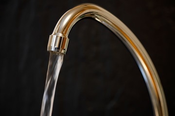 Wasserhahn mit fließend Wasser
