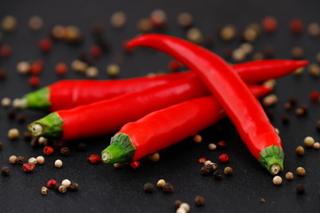Scharfe Chilischoten und Peperoni
