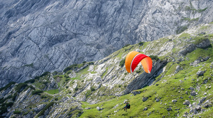 Gleitschirm fliegen in den Bergen © Corri Seizinger
