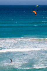 Kiten und surfen in Kapstadt, türkises Wasser