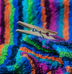 Wäscheklammer im  bunten Handtuch festgeklemmt