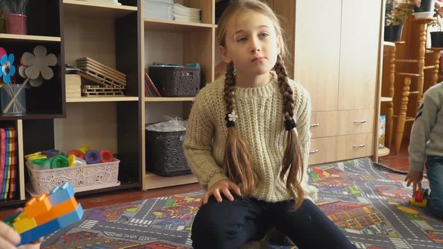 children play with the designer of the cubes