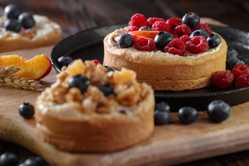 Small red and blue fruit on the cake pie cookie