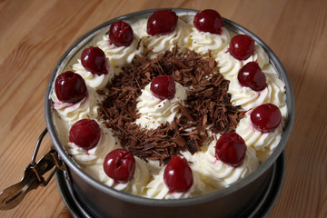 Schwarzwälder-Kirsch-Torte in Tortenform