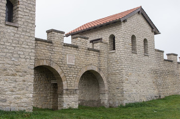 Fototapeta na wymiar Tor und Wachturm eines Römerkastell