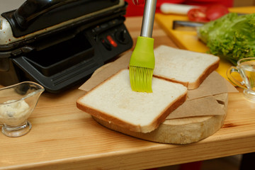 spread oil bread before fry it in grill