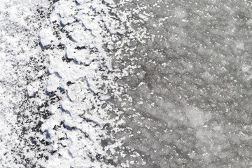 Fototapeta na wymiar the lake has frozen ice on it is uneven. has sharahovatast. shade of gray. there is a crack on it