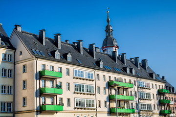 Plattenbau und Kirchturm in Chemnitz, Deutschland