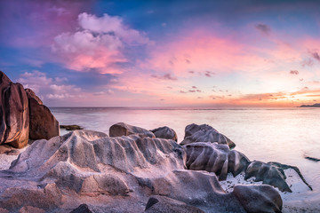 Romantischer Sonnenuntergang am Anse Source d'Argent Strand, La Digue, Seychellen