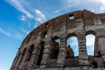 Obraz premium Golden sunset at the Great Roman Colosseum (Coliseum, Colosseo), also known as the Flavian Amphitheatre. Famous world landmark. Scenic urban landscape.