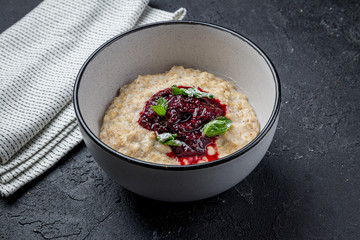 Oatmeal with berries
