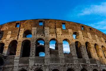 Obraz premium Golden sunset at the Great Roman Colosseum (Coliseum, Colosseo), also known as the Flavian Amphitheatre. Famous world landmark. Scenic urban landscape.