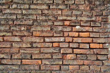 Fototapeta premium Pared de ladrillo rojo viejo y descuidado