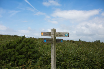 Ein Wegweiser auf Beachy Head bei Eastbourne England