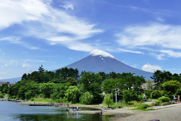 Naklejka premium Mount Fuji capped with a cloud seen from Kawaguchiko, Japan