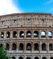 Obraz premium Golden sunset at the Great Roman Colosseum (Coliseum, Colosseo), also known as the Flavian Amphitheatre. Famous world landmark. Scenic urban landscape.
