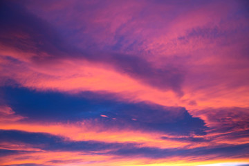 Cielo, atardecer, azul, rojo, naranja, gris, nubes, hermoso, dramatico, luz, alumbrado, bajada de sol, espeso.
