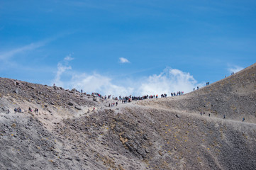 Personas haciendo senderismo en caminos de una montaña