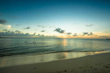 Obraz premium Beautiful and colorful sunset at the beach