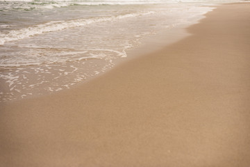 Fototapeta na wymiar Onde del mare sulla spiaggia in estate, in Sardegna