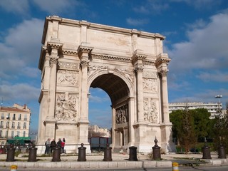 Fototapeta na wymiar Marseille, arc de triomphe de la porte d'Aix sur la place Jules Guesde (France)