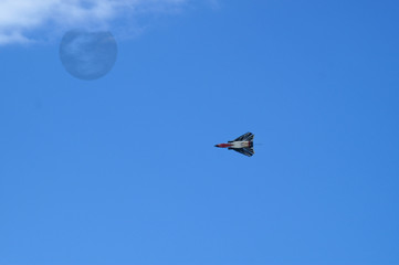 Piloti abili e coraggiosi con aerei da combattimento in azione acrobatica dimostrativa. Bari, sud Italia