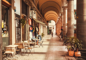 Viele kleine Geschäfte und Restaurants im Zentrum der Altstadt