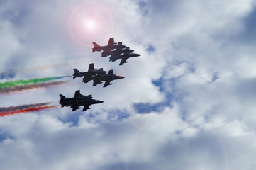 Piloti abili e coraggiosi con aerei da combattimento in azioni acrobatiche dimostrative. Bari, sud...