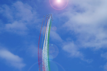 Piloti abili e coraggiosi con aerei da combattimento in azioni acrobatiche dimostrative. Bari, sud...